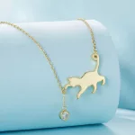 Ezüst nyaklánc macskamedállal aranyszínben