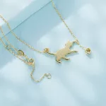 Ezüst nyaklánc macskamedállal aranyszínben