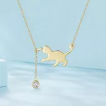 Ezüst nyaklánc macskamedállal aranyszínben