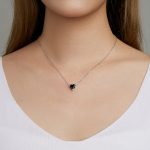 Ezüst női nyaklánc fekete szívvel