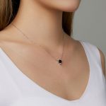 Ezüst női nyaklánc fekete szívvel