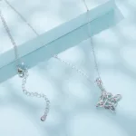 Ezüst nyaklánc virágmedállal, vintage stílusban