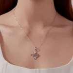 Ezüst nyaklánc virágmedállal, vintage stílusban