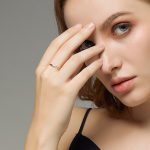 Ezüst eljegyzési gyűrű piros szívvel, 8-as méret